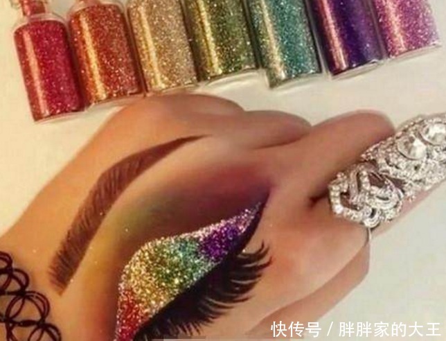 女子化妆品店买眼影,店员用这种方式试眼影,让顾客叹为观止!