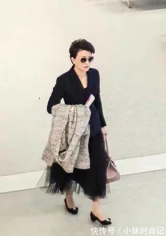 背头|杨澜学小姑娘赶时髦,穿纱裙挑染蓝发新潮又减龄,气质却依然端庄