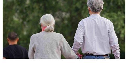 大爷|58岁大爷养骨半年，骨密度从-2.5到0.9，医生建议：2物可适当多吃