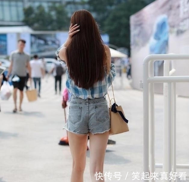 打底裤 “葫芦”身材的打底裤美女,选择时髦装扮,显得瘦高