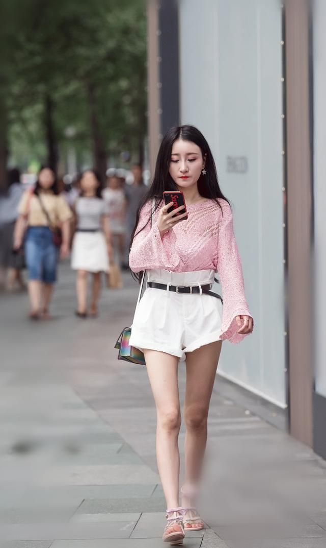 街拍:甜美动人的小姐,吸引力十足,彰显女人的气质