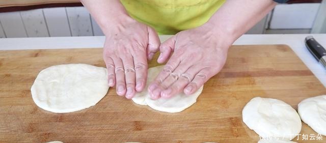 我家里祖传三代做油饼的配方,味道松软,放半个月不硬,太香了