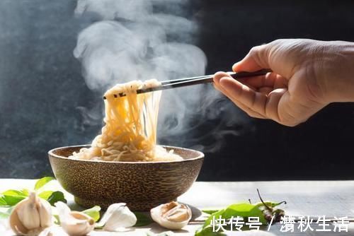 糖尿病人|荞麦面不会升高血糖？糖尿病人亲身实验，吃一碗荞麦面，血糖失控