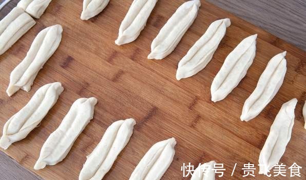 白砂糖|炸油条,用泡打粉还是小苏打都不对,教你家常做法,蓬松又酥脆