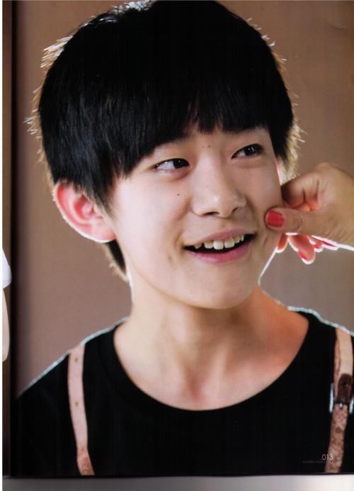 易烊千玺昔日队友处境大公开,路边表演没人看?