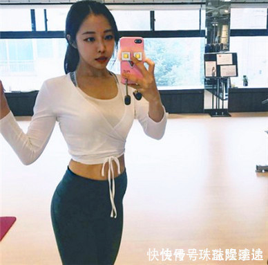 街拍|街拍女神富有活力的紧身打底裤小姐姐,秀出青春活力范