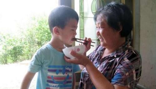 老年人|“中国姥姥”的一天，带娃做家务从早忙到晚，网友：比我上班还累