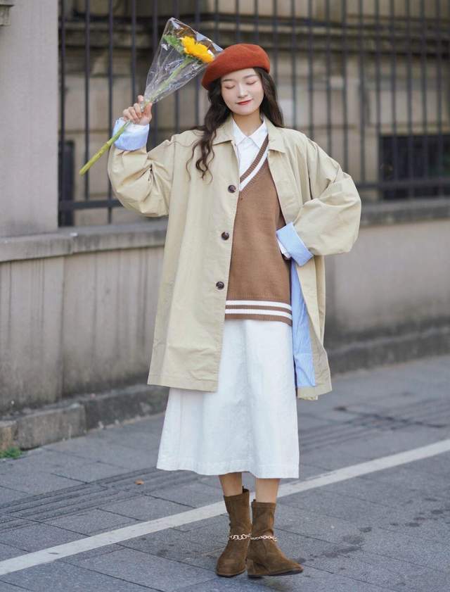 时尚博主 秋冬必备单品,少不了风衣的搭配,风衣+格子半身裙,时髦又洋气