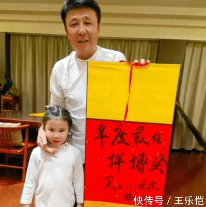 乒乓球|王楠老公给一对儿女颁奖!白手起家成亿万富翁,结婚17年幸福美满