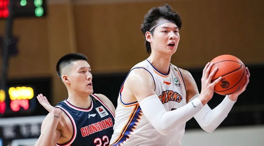 nb就问CBA还有谁?王哲林辗转NBA三队,本尊晒图,穿尼克斯帅气球衣
