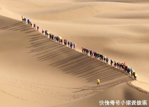 全球唯一一个“奇葩”沙漠在中国，沙子进不去，绿洲也进不去