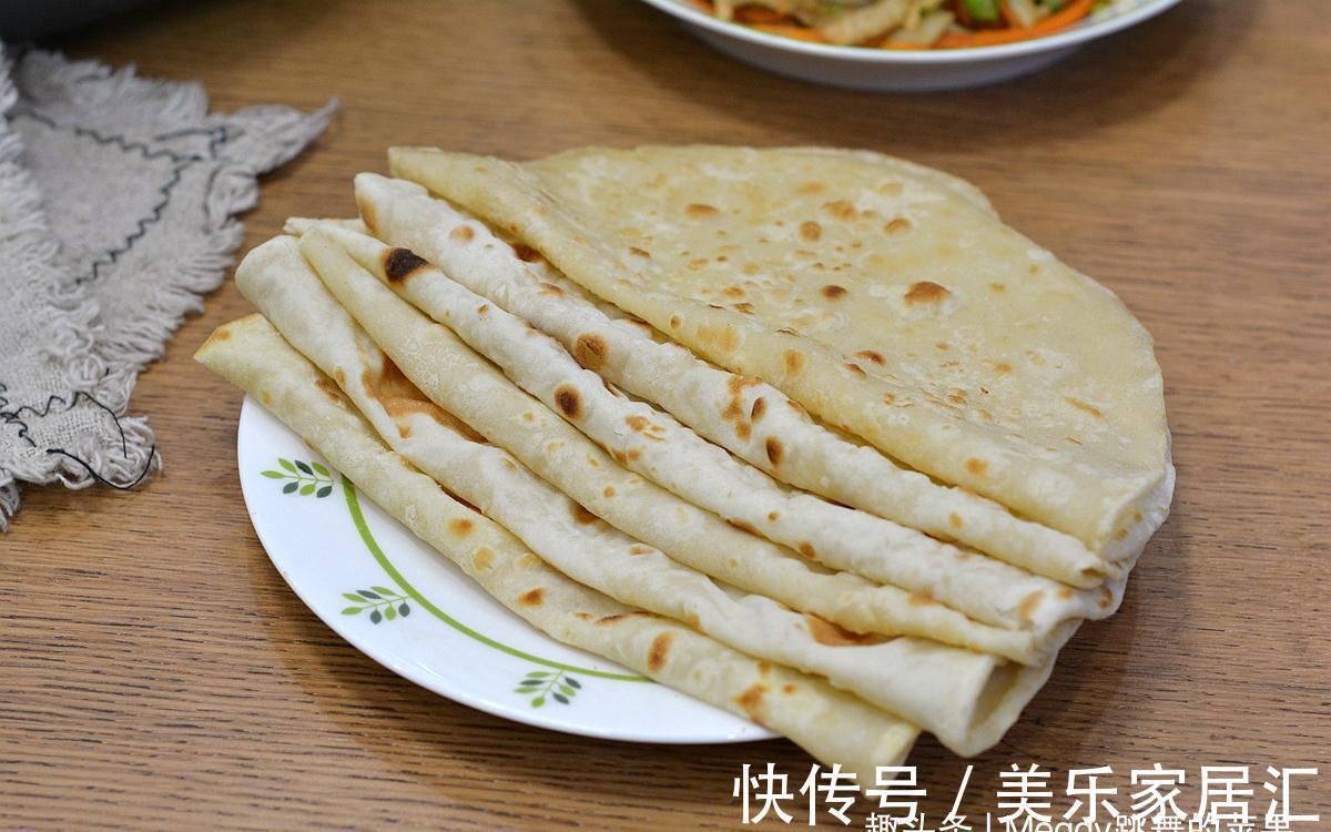2分钟出锅的烙薄饼,又软又香卷着吃,用凉水还是热水揉面不挑剔
