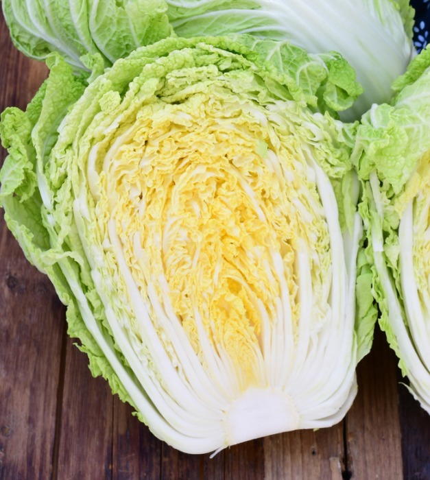 买白菜时，选绿的还是白的好老菜农不小心说漏嘴，别再买错了