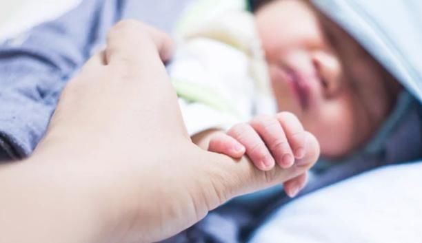 妹妹|哥哥放学回家就“猛亲”妹妹,而诱发妹妹看急诊,什么原因不能亲