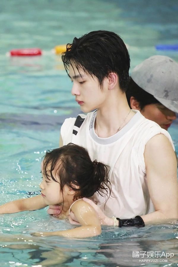 還記得《放開我北鼻》哈琳嗎？她和易烊千璽拍戲了。