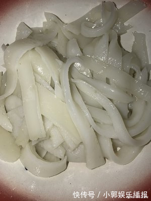 2分钟教你学会做凉皮，不用洗面，随做随吃，软滑又筋道，太香了