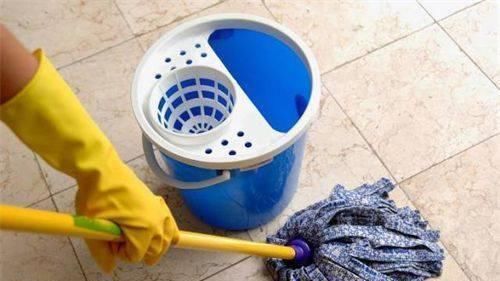 妙招|拖地用清水等于白拖,老保姆巧用一个妙招,地板一尘不染