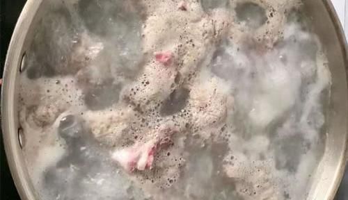 羊脊骨|天冷进补,不吃排骨也要多吃它,加一物熬一熬,汤白肉鲜,真滋补