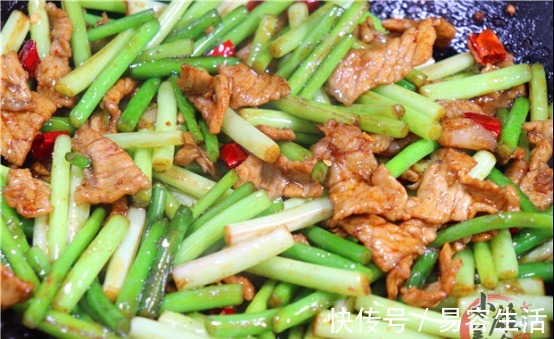 正确做法|炒蒜苔时，最忌焯水和过油了，教你正确做法，比饭店做的还好吃！