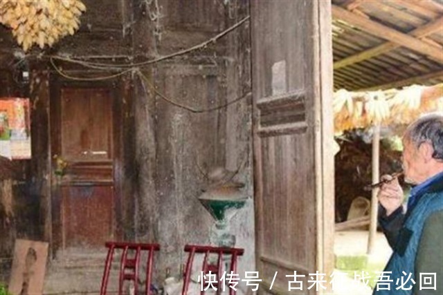 木屋$老农住价值8亿金丝楠木木屋,100万卖给投资商,今搬回乡下盖新房