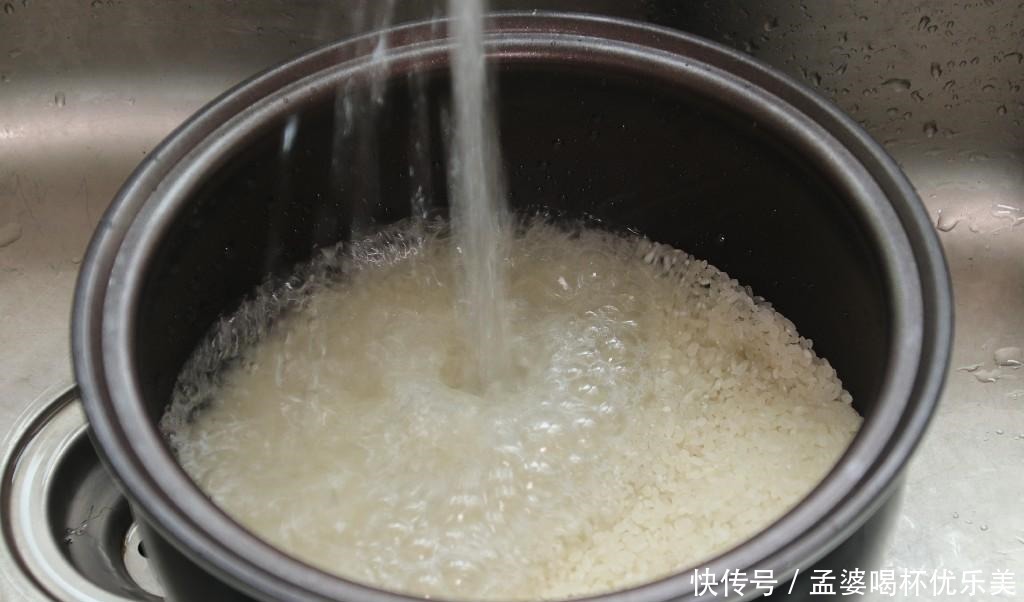 蒸米饭时,别只会加水蒸,多加这几步,蒸出的米饭又香又软