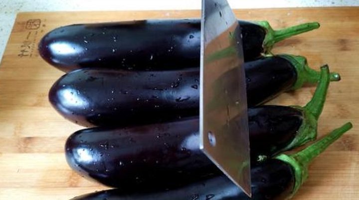 夏天,遇到此菜不要手软,8毛钱一斤,上锅一炒,营养又美味