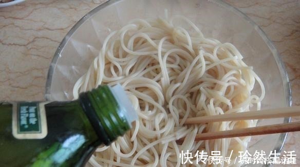 饭店厨师教你炒面做法，步骤很简单，面条不起坨不粘，劲道好吃