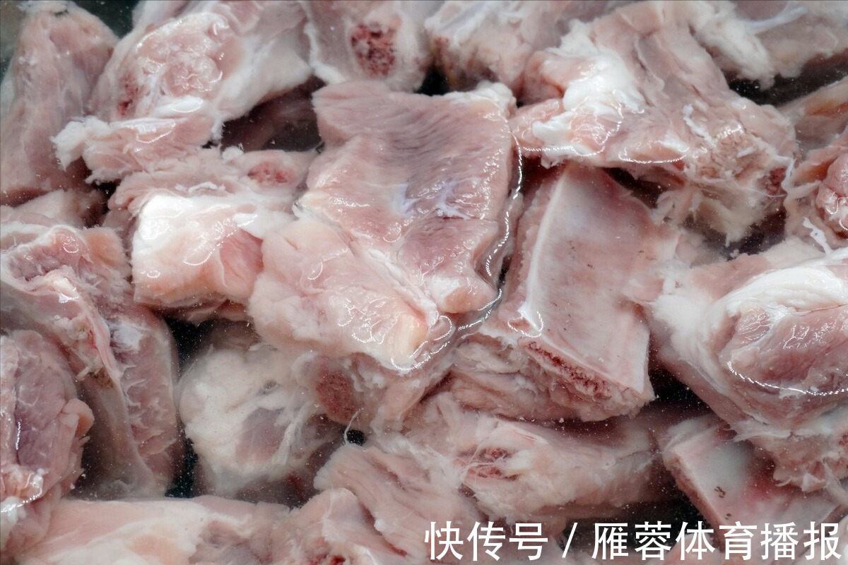 跟着我一起|排骨不管怎么做，切记不要直接焯水，多做1步，排骨鲜嫩还不腥