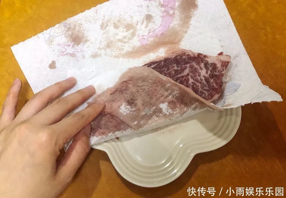 减脂|一道低卡轻食晚餐,牛排不用油煎,这样搭配,可以轻松瘦身!