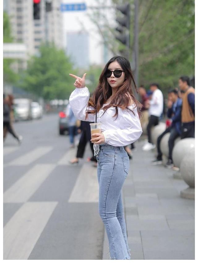体形|搭配灰色牛仔裤的黑色紧身套装，突出了腰身，体形有凹凸感