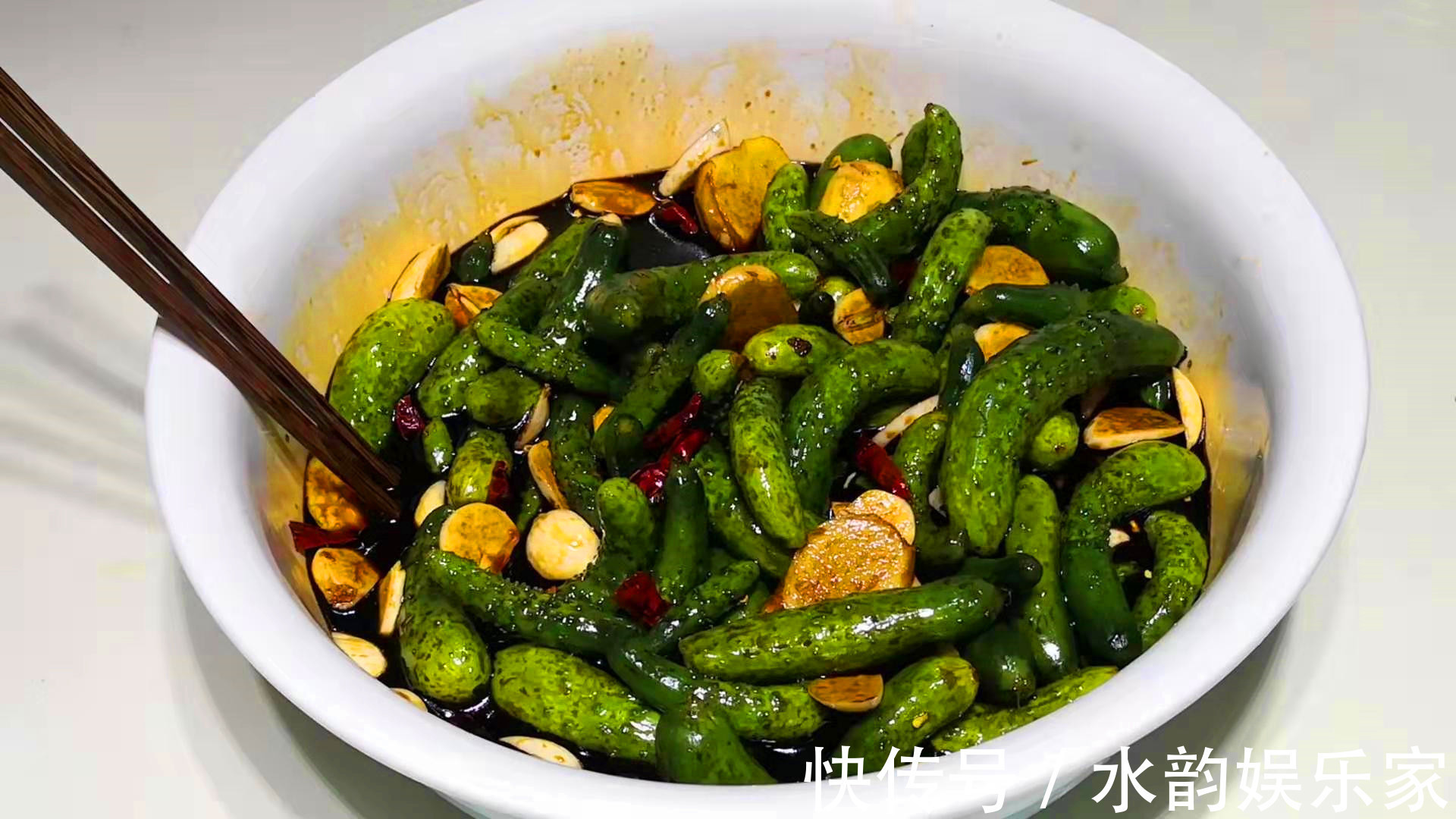 开胃|腌黄瓜好吃有秘诀,一天就能吃,香脆爽口又开胃,比吃肉还过瘾