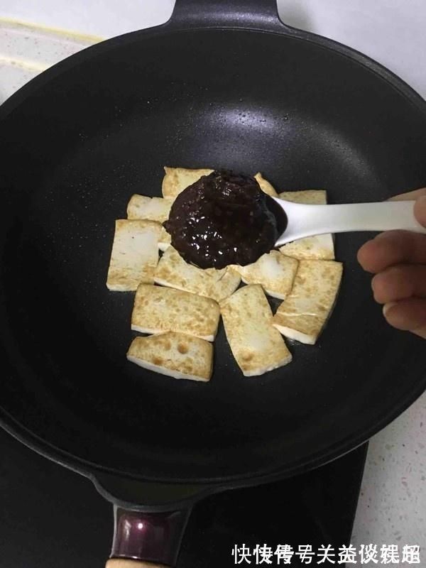 不粘锅|煎豆腐，别直接下油锅，多加这“1步”，豆腐不粘锅还不会碎