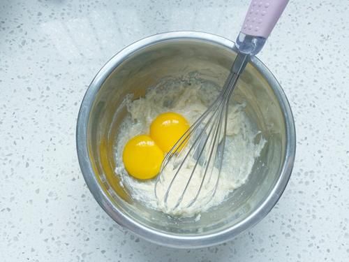 抓住暑假的尾巴，给女儿烤了一盘小小蛋糕，一口一个细腻又柔软