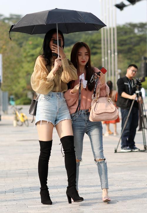 深蓝色系|牛仔裤一览5条裤子各有特色,美女也只能顺势而为