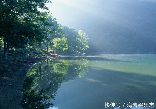 光线 水和空气都是透明的,为什么我们能看见水,却看不到空气