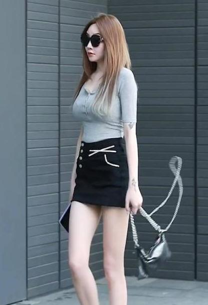 浅灰色T恤搭配黑色半身裙,简单时尚,自信大方