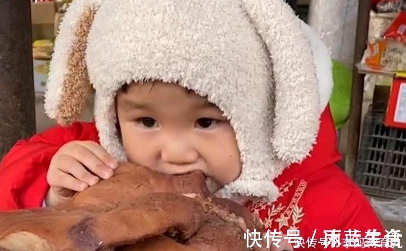 妈妈带|“贪吃宝宝”走红,菜市场偷啃猪头肉和腊肠,老板看见却笑得不行