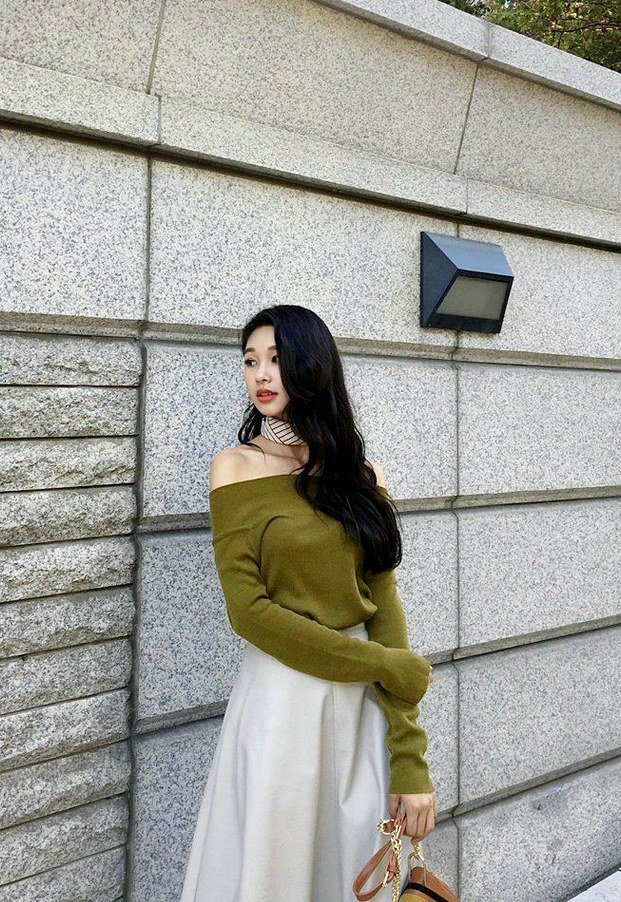 不错|美女街拍:一字肩上衣搭配半身长裙,效果还不错