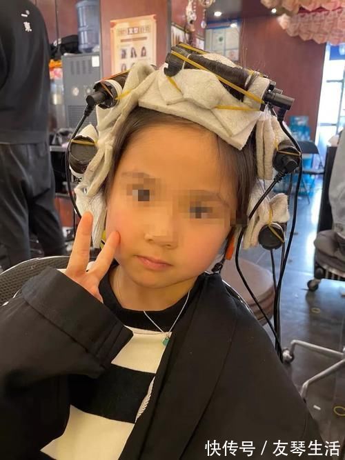 头发|快过年了,90后宝妈带娃烫头被批评,到底能不能给孩子烫头发