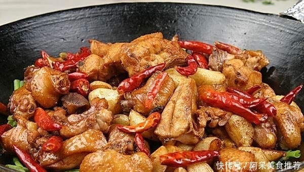 刚刚简单做了一桌子菜,味道超美,全家人抢着吃!