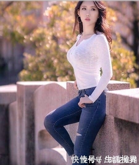 美女|时尚美女搭配牛仔裤,有种走起路来带风的效果!