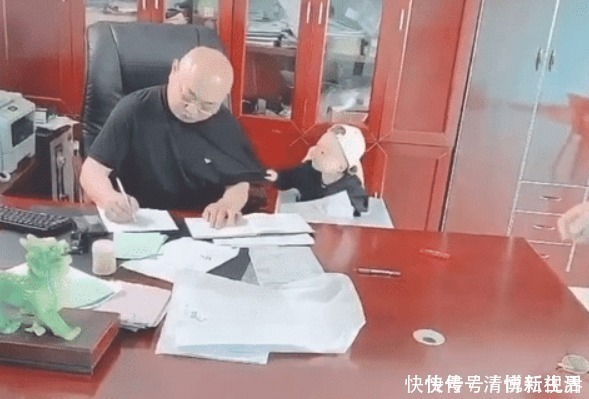 宝宝们|“小秘书宝宝”为姥爷当助手,雇佣婴儿就算了,还要时不时亲一下