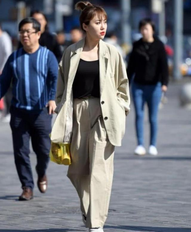 时尚|美女街拍:加绒的皮衣搭配黑色修身长裤,高贵冷艳,从容优雅