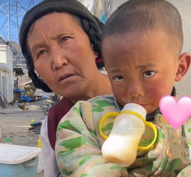 走路|2岁男孩没有父母，大冬天光脚走路，奶奶：想妈妈时就抱着姑姑