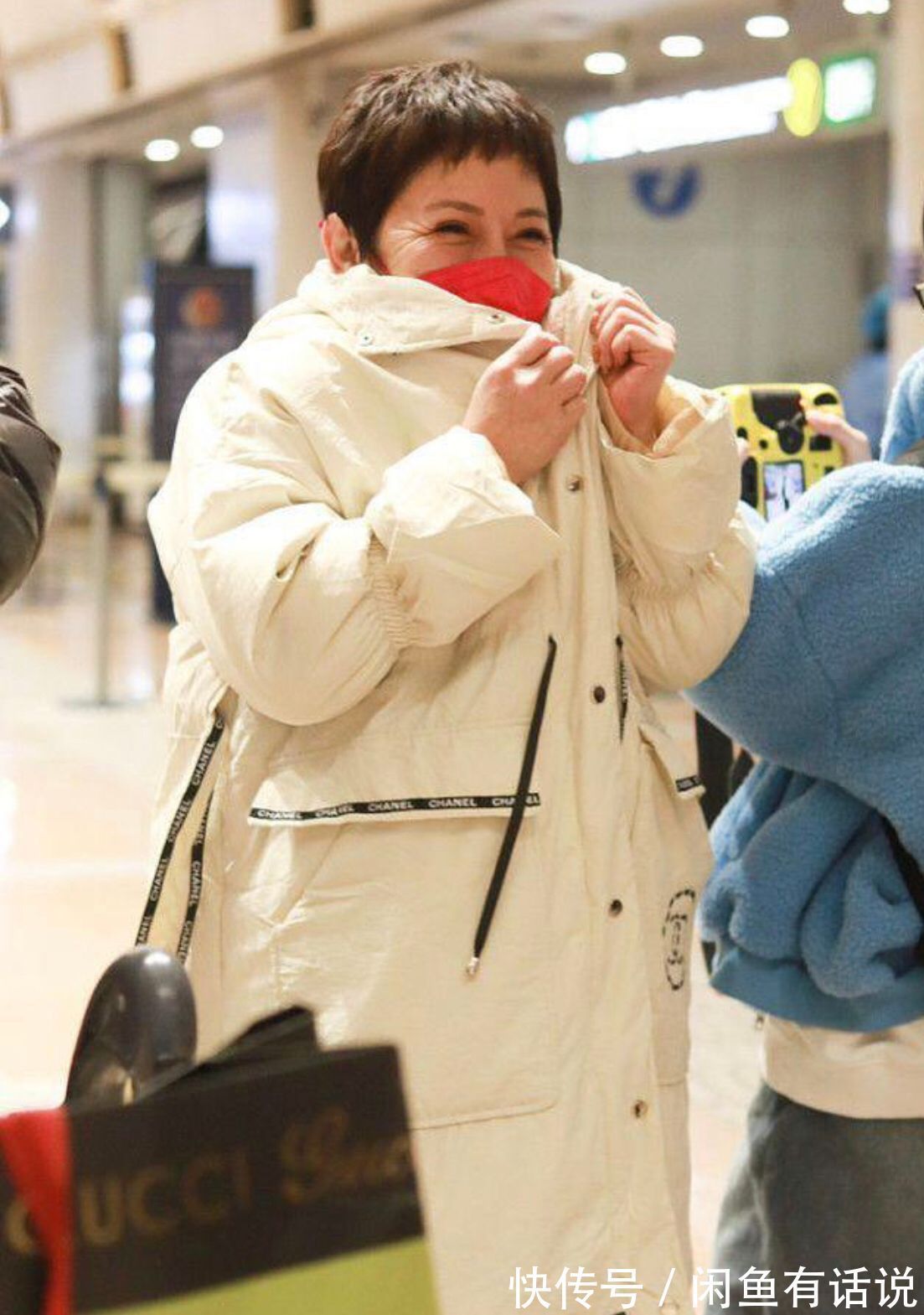 深色|向太也是洋气人,剪“超短发”配圆脸好富态,穿8万羽绒服更贵气