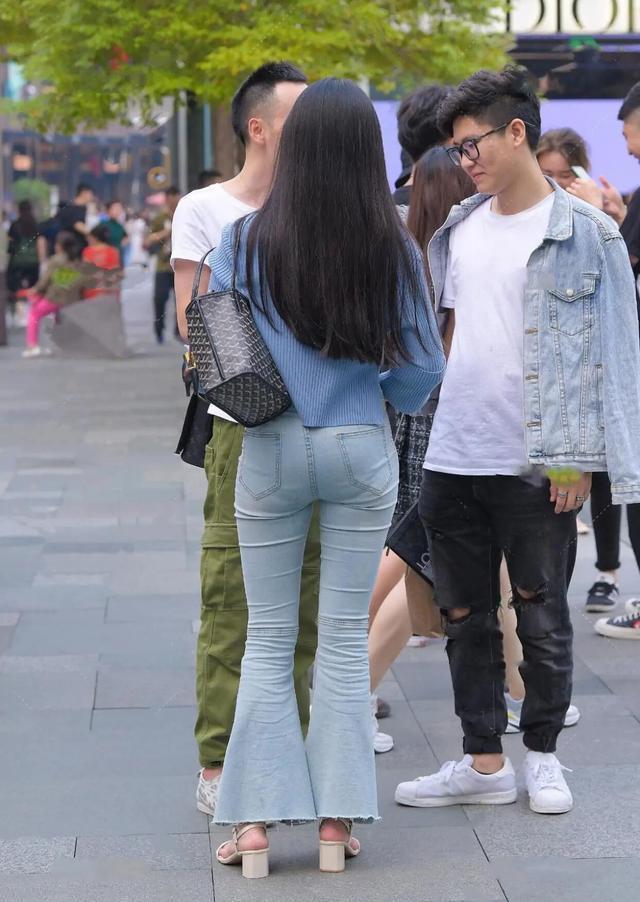 喇叭裤|“小腿粗”又如何? 无外乎选一套合身的穿搭, 劣势便不攻自破!