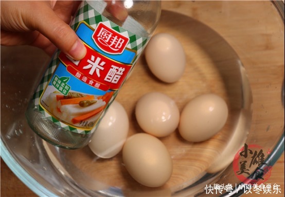 原来水煮鸡蛋有绝招，只需多加一步，鸡蛋又香又嫩，壳一碰就掉