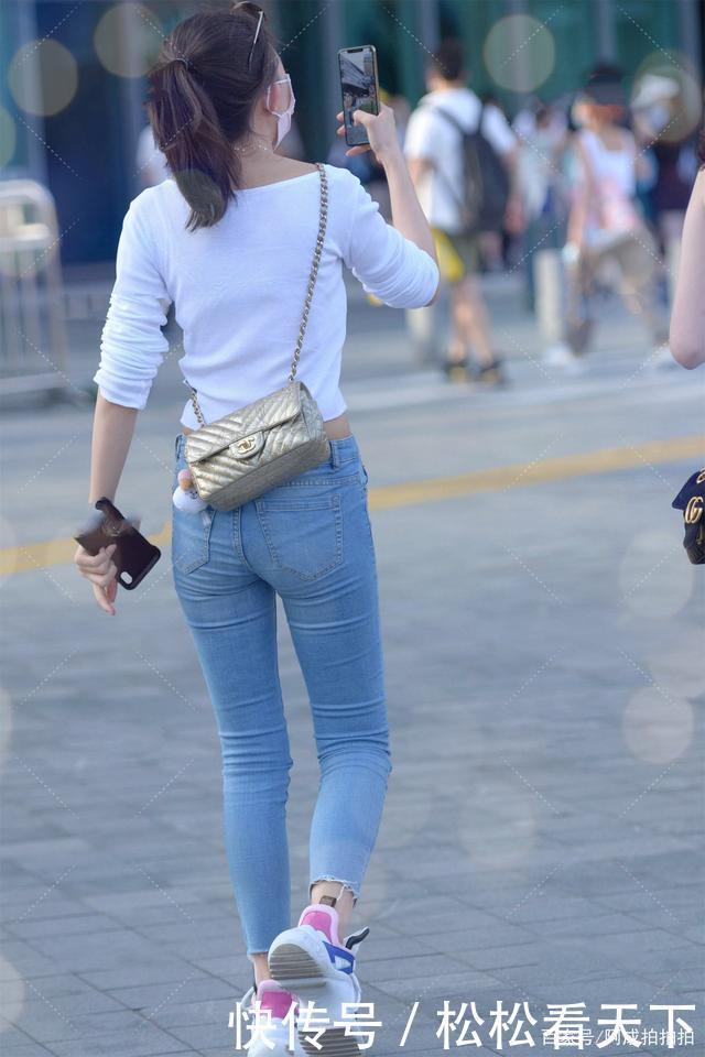 适合早晚温差大的初秋,白色长袖搭配修身牛仔裤,显瘦显腿长