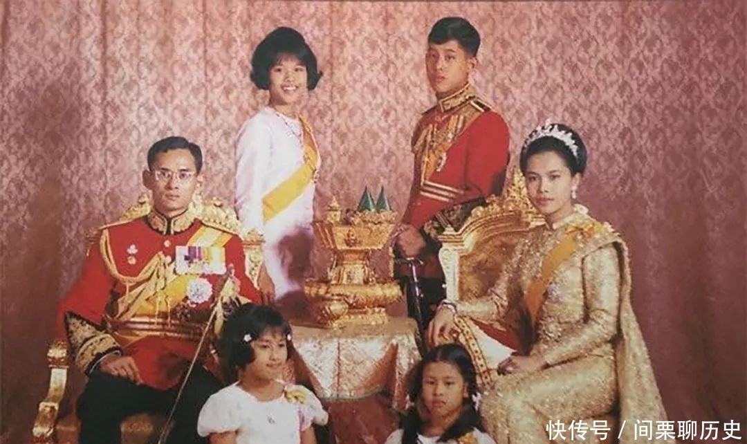 勾引|诗丽吉情人假惺惺,在普密蓬面前下跪装可怜,私底下却敢勾引王后