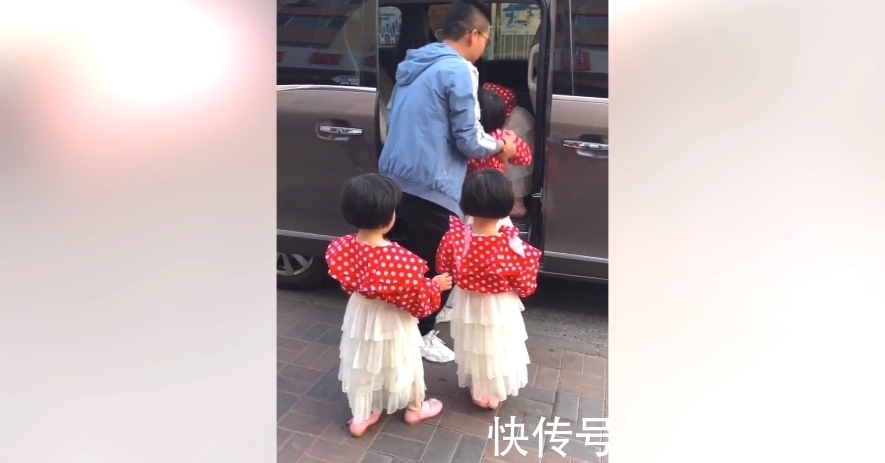 产后抑郁|爸爸带四胞胎女儿出门,司机都看呆了, 网友:超载拒绝接单